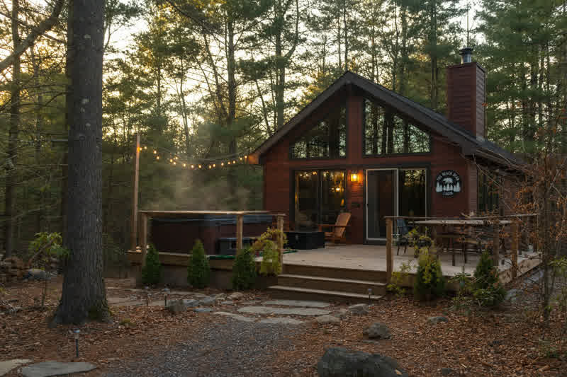 James's Poconos cabin with hot tub and deck